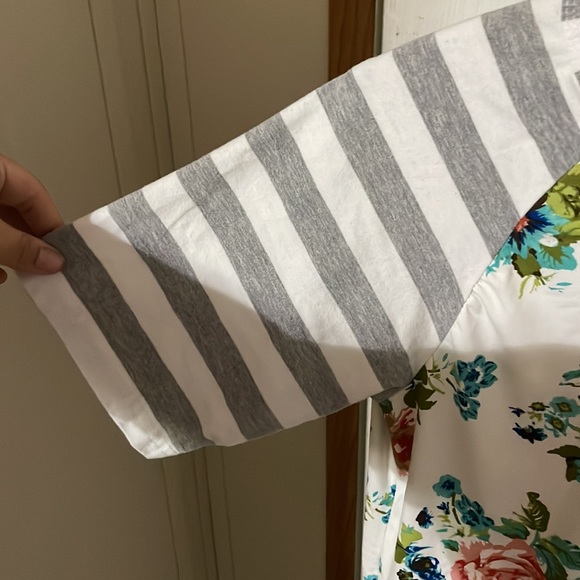 White/Grey Flower Print T-shirt w/ Pocket - Picture 2 of 9